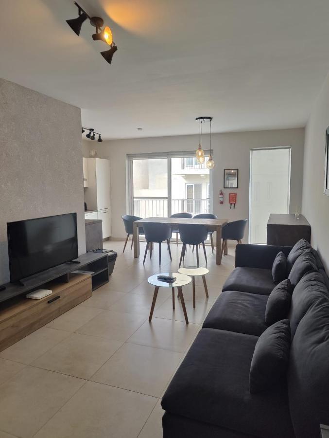 Gzira, 2 Bedroom Apartment Bagian luar foto